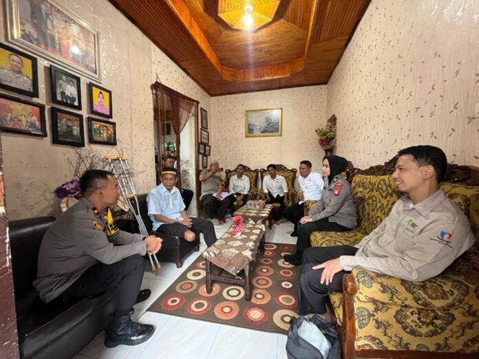 Jajaran Polres Maros bersama HARAPAN MEDIKA MAKASSAR, penyedia layanan pembuatan kaki palsu terpercaya, menguatkan tali silaturrahmi untuk mewujudkan harapan dan semangat baru dalam mengatasi keterbatasan fisik Anggotanya