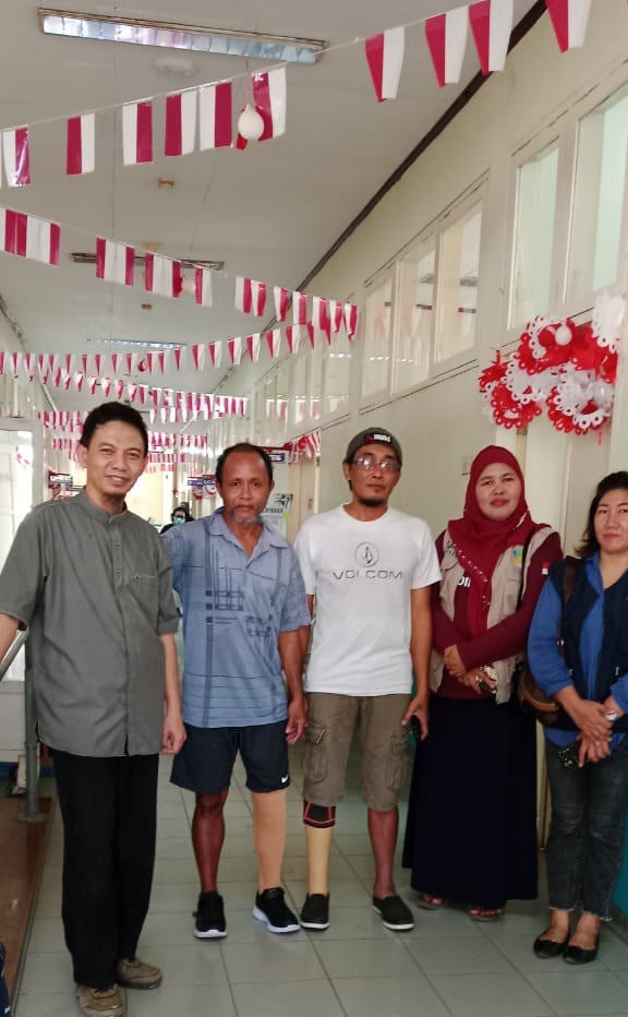 Berikut adalah artikel yang telah diperbarui dengan tambahan himbauan untuk menggunakan layanan jasa pembuatan kaki palsu dari Harapan Medika Makassar: --- **Kisah Inspiratif Pengguna Kaki Palsu: Mimpi yang Menjadi Kenyataan** Di sebuah daerah pedalaman yang jauh dari keramaian kota, hiduplah seorang bapak yang menjalani aktivitas rutinnya bersama istri tercinta. Hidup dalam suasana yang tenang dan bahagia, ia bekerja keras mencari nafkah dan beribadah kepada Allah SWT setiap harinya. Namun, suatu hari musibah menimpa keluarga ini. Sang bapak mengalami luka parah pada kaki kanannya akibat penyakit diabetes, yang akhirnya membuatnya harus menjalani amputasi. Kehilangan kakinya menjadi cobaan berat, namun ia tidak menyerah. Dengan kesabaran dan semangat pantang menyerah, ia terus berharap bisa kembali beraktivitas seperti biasa dengan bantuan kaki palsu. Meskipun tinggal di lokasi yang terpencil, bapak ini tidak putus asa. Dengan bakat alami yang dimilikinya, ia berusaha membuat kaki palsu sendiri dari pipa plastik dan tambalan telapak kayu, yang dipelajarinya dari tutorial di YouTube. Setelah melalui berbagai percobaan dan kegagalan, akhirnya ia berhasil merakit kaki palsu sederhana yang memungkinkannya berjalan tanpa bantuan tongkat. Meski kaki palsu buatannya jauh dari sempurna, namun sangat membantu aktivitas sehari-harinya. Di balik semua itu, ia terus bermimpi dan berharap suatu hari bisa memiliki kaki palsu yang lebih layak. Akhirnya, mimpi dan doa bapak ini terkabul. Allah SWT menjawab harapannya melalui bantuan dari Dinas Sosial Morowali Utara. Berkat perhatian dan kepedulian jajaran Pemerintah Daerah Morowali Utara, khususnya Dinas Sosial, beliau mendapatkan bantuan yang sangat dibutuhkannya. Pemerintah daerah tidak hanya memberikan kaki palsu, tetapi juga memfasilitasi transportasi, akomodasi, dan kebutuhan sehari-hari selama bapak ini berada di Makassar untuk menjalani proses pembuatan kaki palsu di HARAPAN MEDIKA MAKASSAR. Setelah melalui fase latihan berjalan, akhirnya bapak ini bisa kembali beraktivitas secara normal. Rasa syukur dan ucapan Alhamdulillah selalu terucap dari lisannya. Semoga bantuan dan perhatian yang diberikan menjadi amal jariah bagi semua pihak yang telah berkontribusi dalam memudahkan urusan sesama saudara. **Kesimpulan:** Kisah ini mengingatkan kita akan pentingnya ketangguhan, harapan, dan kepercayaan dalam menghadapi cobaan hidup. Bapak ini adalah contoh nyata bahwa dengan tekad dan dukungan dari orang-orang di sekitar, bahkan impian yang tampaknya mustahil dapat terwujud. Semoga kisah ini dapat menjadi inspirasi bagi banyak orang untuk terus berjuang, tidak menyerah, dan selalu bersyukur atas setiap berkah yang diterima. **Himbauan:** Bagi Anda atau keluarga yang membutuhkan layanan pembuatan kaki palsu, Harapan Medika Makassar adalah pilihan yang tepat. Dengan tim profesional dan berpengalaman, Harapan Medika Makassar siap membantu Anda mendapatkan kaki palsu yang berkualitas, sesuai kebutuhan, dan memungkinkan Anda untuk kembali beraktivitas dengan nyaman. Jangan ragu untuk menghubungi Harapan Medika Makassar dan mendapatkan layanan terbaik yang akan membawa perubahan positif dalam hidup Anda.