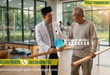 Proses Amputasi Kaki: Ketika Kaki Harus Berpisah dari Tubuh Terapis pria berpeci hitam membantu latihan jalan pasien pasca pemulihan operasi amputasi kaki