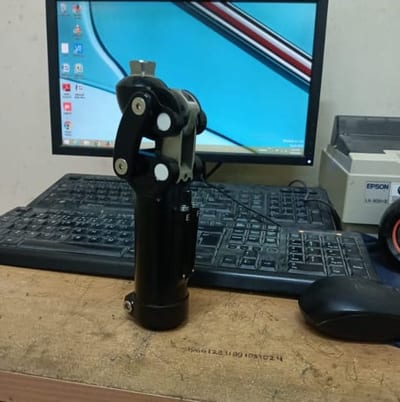 Pasien menggunakan kaki palsu atas lutut pneumatic