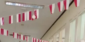 Inspiratif! Warga Morowali Utara Ciptakan Kaki Palsu dari Pipa Plastik, Kini Jalan dengan Percaya Diri Berikut adalah artikel yang telah diperbarui dengan tambahan himbauan untuk menggunakan layanan jasa pembuatan kaki palsu dari Harapan Medika Makassar: --- **Kisah Inspiratif Pengguna Kaki Palsu: Mimpi yang Menjadi Kenyataan** Di sebuah daerah pedalaman yang jauh dari keramaian kota, hiduplah seorang bapak yang menjalani aktivitas rutinnya bersama istri tercinta. Hidup dalam suasana yang tenang dan bahagia, ia bekerja keras mencari nafkah dan beribadah kepada Allah SWT setiap harinya. Namun, suatu hari musibah menimpa keluarga ini. Sang bapak mengalami luka parah pada kaki kanannya akibat penyakit diabetes, yang akhirnya membuatnya harus menjalani amputasi. Kehilangan kakinya menjadi cobaan berat, namun ia tidak menyerah. Dengan kesabaran dan semangat pantang menyerah, ia terus berharap bisa kembali beraktivitas seperti biasa dengan bantuan kaki palsu. Meskipun tinggal di lokasi yang terpencil, bapak ini tidak putus asa. Dengan bakat alami yang dimilikinya, ia berusaha membuat kaki palsu sendiri dari pipa plastik dan tambalan telapak kayu, yang dipelajarinya dari tutorial di YouTube. Setelah melalui berbagai percobaan dan kegagalan, akhirnya ia berhasil merakit kaki palsu sederhana yang memungkinkannya berjalan tanpa bantuan tongkat. Meski kaki palsu buatannya jauh dari sempurna, namun sangat membantu aktivitas sehari-harinya. Di balik semua itu, ia terus bermimpi dan berharap suatu hari bisa memiliki kaki palsu yang lebih layak. Akhirnya, mimpi dan doa bapak ini terkabul. Allah SWT menjawab harapannya melalui bantuan dari Dinas Sosial Morowali Utara. Berkat perhatian dan kepedulian jajaran Pemerintah Daerah Morowali Utara, khususnya Dinas Sosial, beliau mendapatkan bantuan yang sangat dibutuhkannya. Pemerintah daerah tidak hanya memberikan kaki palsu, tetapi juga memfasilitasi transportasi, akomodasi, dan kebutuhan sehari-hari selama bapak ini berada di Makassar untuk menjalani proses pembuatan kaki palsu di HARAPAN MEDIKA MAKASSAR. Setelah melalui fase latihan berjalan, akhirnya bapak ini bisa kembali beraktivitas secara normal. Rasa syukur dan ucapan Alhamdulillah selalu terucap dari lisannya. Semoga bantuan dan perhatian yang diberikan menjadi amal jariah bagi semua pihak yang telah berkontribusi dalam memudahkan urusan sesama saudara. **Kesimpulan:** Kisah ini mengingatkan kita akan pentingnya ketangguhan, harapan, dan kepercayaan dalam menghadapi cobaan hidup. Bapak ini adalah contoh nyata bahwa dengan tekad dan dukungan dari orang-orang di sekitar, bahkan impian yang tampaknya mustahil dapat terwujud. Semoga kisah ini dapat menjadi inspirasi bagi banyak orang untuk terus berjuang, tidak menyerah, dan selalu bersyukur atas setiap berkah yang diterima. **Himbauan:** Bagi Anda atau keluarga yang membutuhkan layanan pembuatan kaki palsu, Harapan Medika Makassar adalah pilihan yang tepat. Dengan tim profesional dan berpengalaman, Harapan Medika Makassar siap membantu Anda mendapatkan kaki palsu yang berkualitas, sesuai kebutuhan, dan memungkinkan Anda untuk kembali beraktivitas dengan nyaman. Jangan ragu untuk menghubungi Harapan Medika Makassar dan mendapatkan layanan terbaik yang akan membawa perubahan positif dalam hidup Anda.