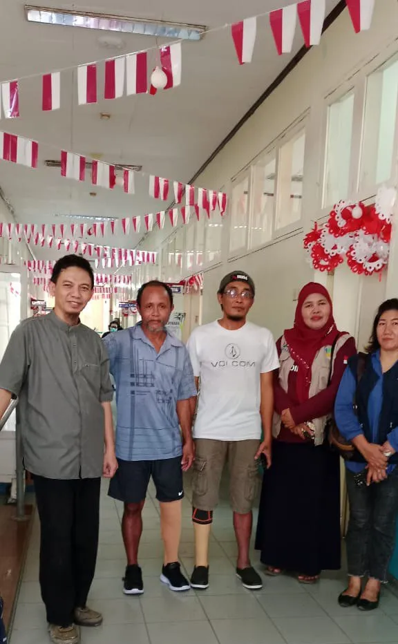 Berikut adalah artikel yang telah diperbarui dengan tambahan himbauan untuk menggunakan layanan jasa pembuatan kaki palsu dari Harapan Medika Makassar: --- **Kisah Inspiratif Pengguna Kaki Palsu: Mimpi yang Menjadi Kenyataan** Di sebuah daerah pedalaman yang jauh dari keramaian kota, hiduplah seorang bapak yang menjalani aktivitas rutinnya bersama istri tercinta. Hidup dalam suasana yang tenang dan bahagia, ia bekerja keras mencari nafkah dan beribadah kepada Allah SWT setiap harinya. Namun, suatu hari musibah menimpa keluarga ini. Sang bapak mengalami luka parah pada kaki kanannya akibat penyakit diabetes, yang akhirnya membuatnya harus menjalani amputasi. Kehilangan kakinya menjadi cobaan berat, namun ia tidak menyerah. Dengan kesabaran dan semangat pantang menyerah, ia terus berharap bisa kembali beraktivitas seperti biasa dengan bantuan kaki palsu. Meskipun tinggal di lokasi yang terpencil, bapak ini tidak putus asa. Dengan bakat alami yang dimilikinya, ia berusaha membuat kaki palsu sendiri dari pipa plastik dan tambalan telapak kayu, yang dipelajarinya dari tutorial di YouTube. Setelah melalui berbagai percobaan dan kegagalan, akhirnya ia berhasil merakit kaki palsu sederhana yang memungkinkannya berjalan tanpa bantuan tongkat. Meski kaki palsu buatannya jauh dari sempurna, namun sangat membantu aktivitas sehari-harinya. Di balik semua itu, ia terus bermimpi dan berharap suatu hari bisa memiliki kaki palsu yang lebih layak. Akhirnya, mimpi dan doa bapak ini terkabul. Allah SWT menjawab harapannya melalui bantuan dari Dinas Sosial Morowali Utara. Berkat perhatian dan kepedulian jajaran Pemerintah Daerah Morowali Utara, khususnya Dinas Sosial, beliau mendapatkan bantuan yang sangat dibutuhkannya. Pemerintah daerah tidak hanya memberikan kaki palsu, tetapi juga memfasilitasi transportasi, akomodasi, dan kebutuhan sehari-hari selama bapak ini berada di Makassar untuk menjalani proses pembuatan kaki palsu di HARAPAN MEDIKA MAKASSAR. Setelah melalui fase latihan berjalan, akhirnya bapak ini bisa kembali beraktivitas secara normal. Rasa syukur dan ucapan Alhamdulillah selalu terucap dari lisannya. Semoga bantuan dan perhatian yang diberikan menjadi amal jariah bagi semua pihak yang telah berkontribusi dalam memudahkan urusan sesama saudara. **Kesimpulan:** Kisah ini mengingatkan kita akan pentingnya ketangguhan, harapan, dan kepercayaan dalam menghadapi cobaan hidup. Bapak ini adalah contoh nyata bahwa dengan tekad dan dukungan dari orang-orang di sekitar, bahkan impian yang tampaknya mustahil dapat terwujud. Semoga kisah ini dapat menjadi inspirasi bagi banyak orang untuk terus berjuang, tidak menyerah, dan selalu bersyukur atas setiap berkah yang diterima. **Himbauan:** Bagi Anda atau keluarga yang membutuhkan layanan pembuatan kaki palsu, Harapan Medika Makassar adalah pilihan yang tepat. Dengan tim profesional dan berpengalaman, Harapan Medika Makassar siap membantu Anda mendapatkan kaki palsu yang berkualitas, sesuai kebutuhan, dan memungkinkan Anda untuk kembali beraktivitas dengan nyaman. Jangan ragu untuk menghubungi Harapan Medika Makassar dan mendapatkan layanan terbaik yang akan membawa perubahan positif dalam hidup Anda.