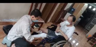 Teknik Casting dan Pengukuran Akurat dalam Pembuatan Kaki Palsu Bawah Lutut teknisi melakukan casting kaki palsu bawah lutut