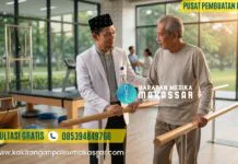 Proses Amputasi Kaki: Ketika Kaki Harus Berpisah dari Tubuh Terapis pria berpeci hitam membantu latihan jalan pasien pasca pemulihan operasi amputasi kaki